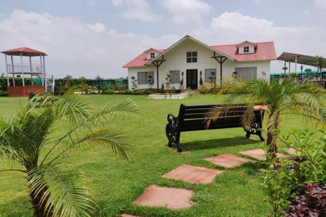 Farmhouses in Noida and NCR. A luxurious farmhouse with a fountain and manicured lawn in Sector 135, Noida.